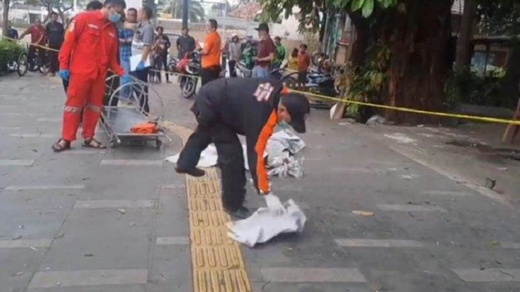 Lokasi tempat penusukan oknum TNI dengan pengamen keliling di trotoar kawasan Senen, Jakarta Pusat pada Kamis (08/06/2023). SP/ JKT