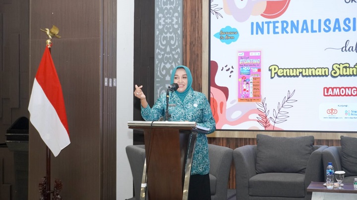 Ketua PKK Lamongan Anis Kartika saat membuka internalisasi pengasuhan balita dalam rangka penurunan stunting kepada masyarakat. SP/MUHAJIRIN KASRUN