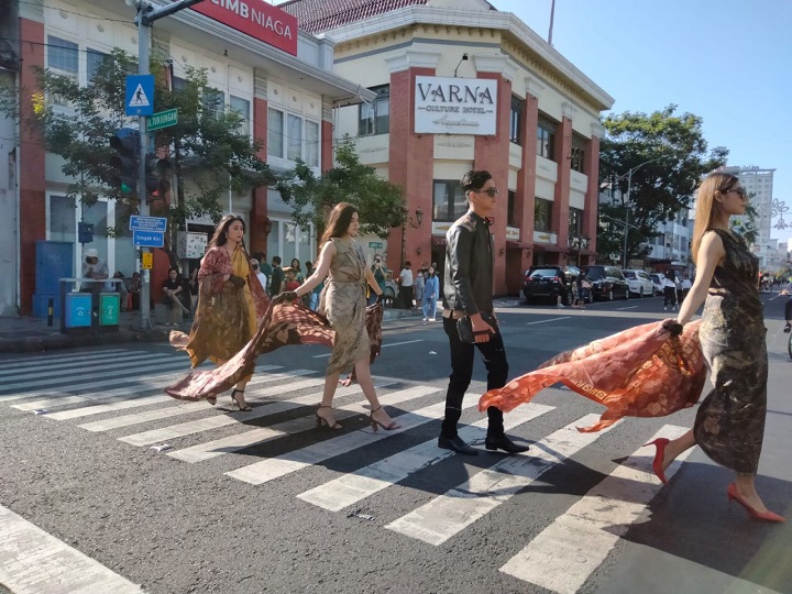 Aksi para model dadakan yang berlenggak-lenggok di zebra cross Jalan Tunjungan Surabaya, Minggu (24/7/2022)