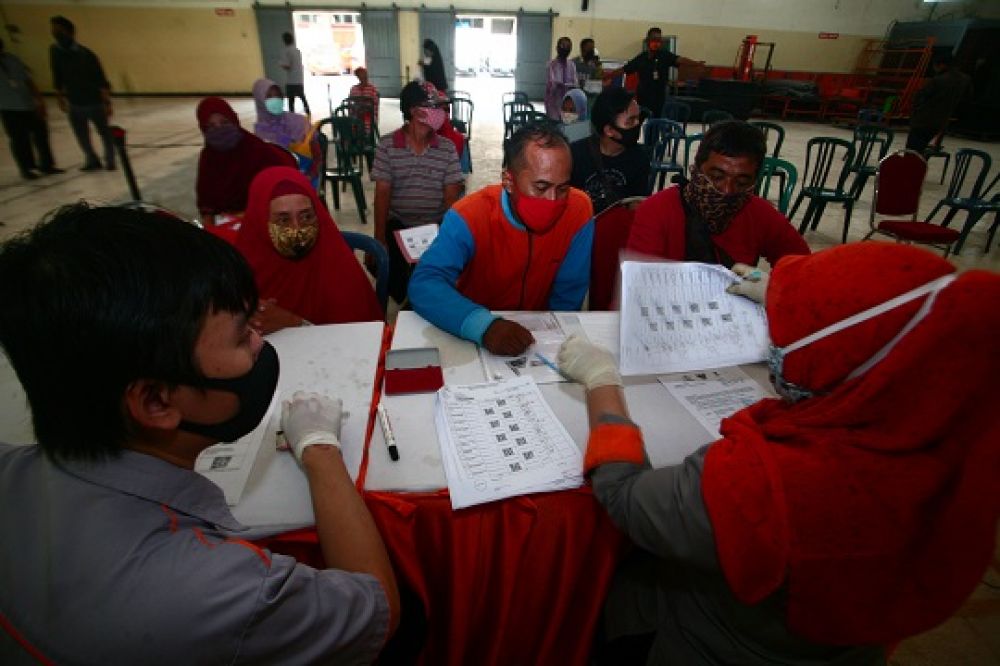 Kantor Pos Kebon Rojo sedang membagikan bantuan langsung tunai dari pemerintah pusat. Namun sayangnya, bantuan sosial dari Pemkot, dianggap belum merata.
Foto: SP/Julian
