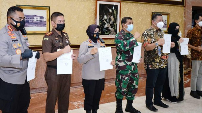 Forkopimda Kota Surabaya telah melakukan vaskinasi tahap kedua pada Jumat (29/1). SP/FM 