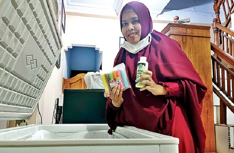 Tanti menunjukkan jajanan olahan dari susu produksi miliknya. SP/ TRG