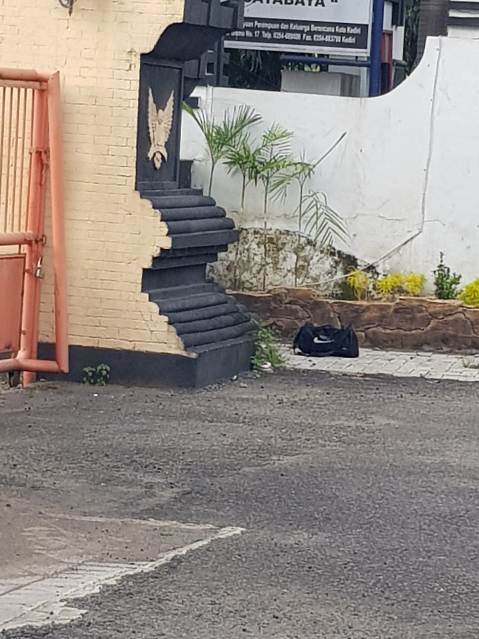Penemuan tas hitam misterius di belakang pintu gerbang masuk DPRD Kota Kediri. SP/ KDR