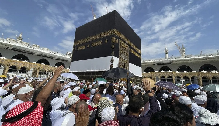 Setelah puncak Haji 2023 usai, Jemaah haji di seluruh dunia, termasuk Indonesia, mulai melakukan tawaf ifadah mengelilingi ka'bah di Masjidil Haram, Makkah, Arab Saudi, Minggu (2/7/2023).