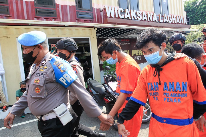Para pelaku tawuran antar geng Gukguk dan Wokwok Kacaw ditahan dan ditetapkan tersangka usai melukai dua sekuriti di Pos Penjagaan Pakuwon City Surabaya. SP/Ariandi