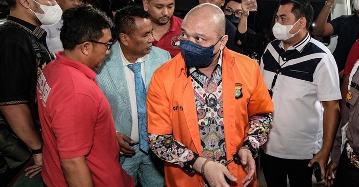 Irjen Teddy Minahasa dengan tangan diborgol, dan mengenakan rompi tahanan, digiring saat pelimpahan tahap kedua ke Kejaksaan Negeri Jakarta Barat, Rabu (11/1/2023).
