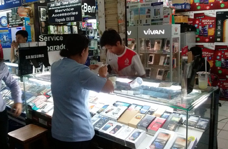 Penjual melayani calon pembeli di salah satu gerai produk ponsel. SP/ JKT