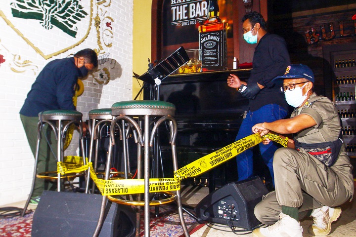 Petugas menyegel tempat hiburan di Surabaya yang dinilai bandel
