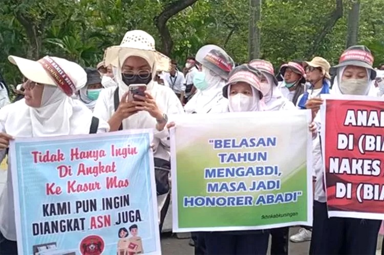 Ribuan tenaga honorer dari berbagai daerah, Senin (7/8/2023), melakukan aksi demonstrasi di depan Gedung DPR RI untuk menuntut agar pemerintah segera mengangkat tenaga honoror menjadi PNS tanpa tes. SP/Hermann
