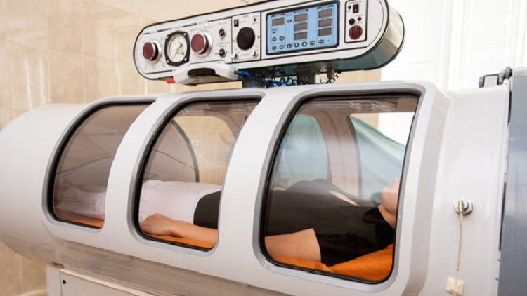 Seseorang yang sedang melakukan terapi oksigen hiperbarik bagi pasien Covid-19. SP/ SBY