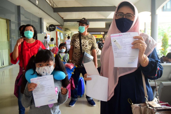 Calon Penumpang menunjukan surat Rapid Antibodi kepada petugas kereta api di Stasiun Gubeng Surabaya, Surabaya, Senin (21/12).SP/Patrik Cahyo 