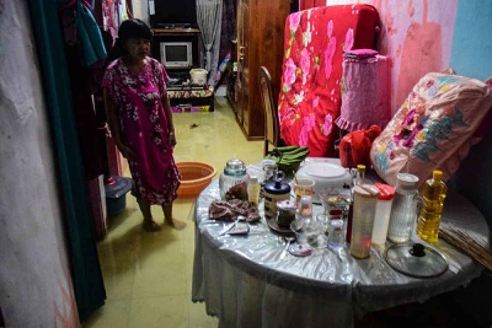 Hujan deras yang mengguyur kawasan tersebut mulai siang hingga sore dengan intensitas tinggi mengakibatkan sejumlah perkampungan terkena banjir dengan ketinggian 30 - 50 centimeter. 

Foto-foto: SP/Patrik Cahyo

 