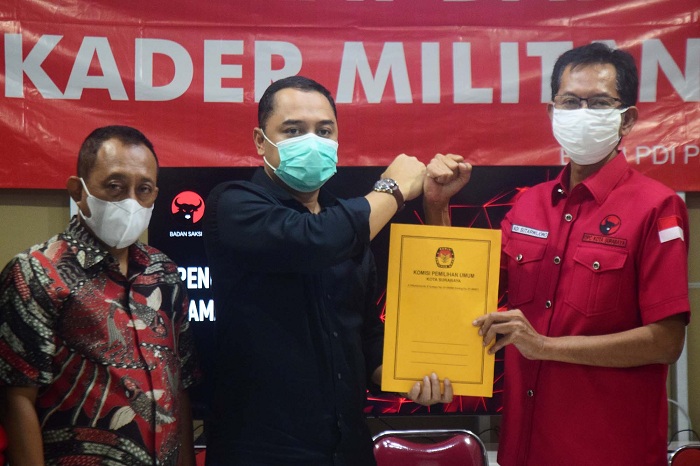 Ketua DPC PDIP, Adi Sutarwijono menyerahkan berkas hasil rekapitulasi BSPN kepada Paslon No.1 Eri Cahyadi-Armuji Calon Walikota dan Wakil Walikota Surabaya 2020 di Kantor DPC PDIP, Surabaya, Jumat (18/12). SP/Patrik Cahyo 