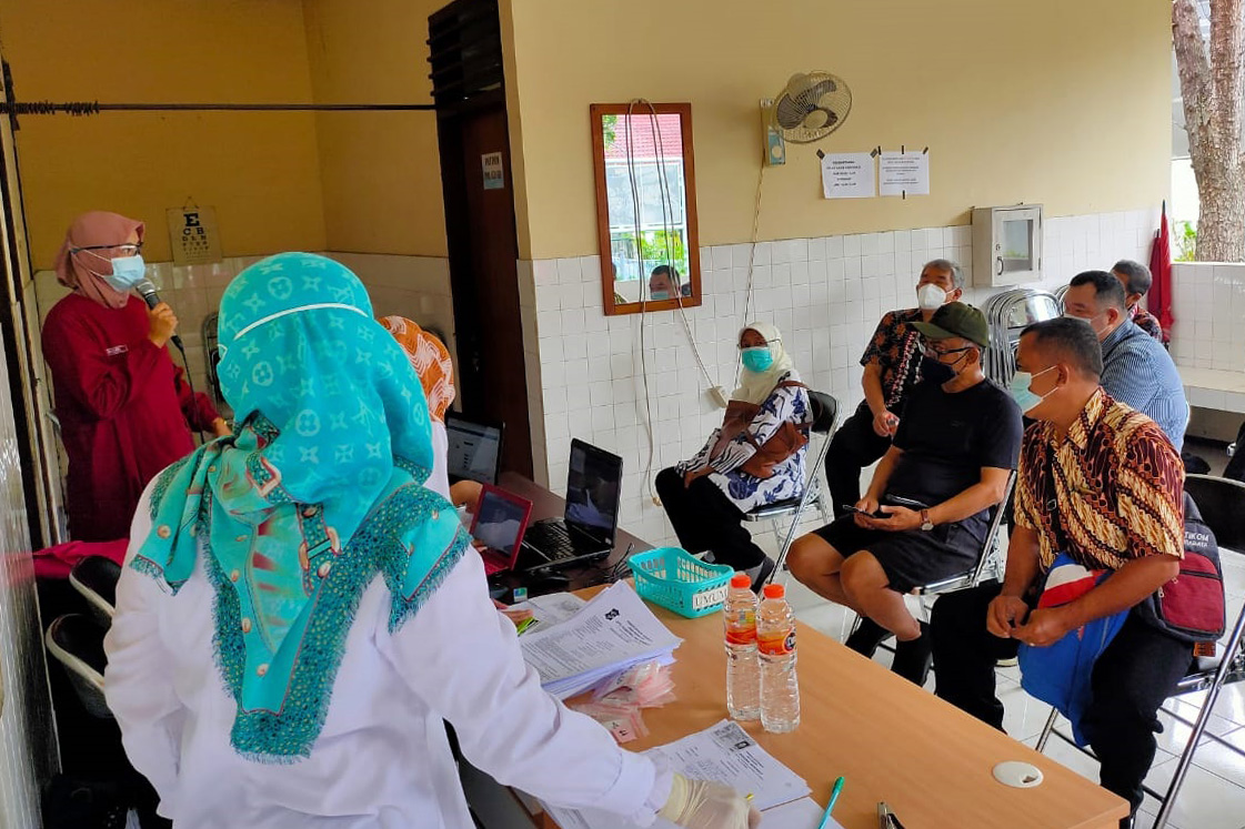 Vaksinasi berlangsung di Puskesmas Pembantu Rungkut Kidul ini merupakan fasilitas dari Dinas Kesehatan Pemerintah Kota (Pemkot) Surabaya. SP/PAT