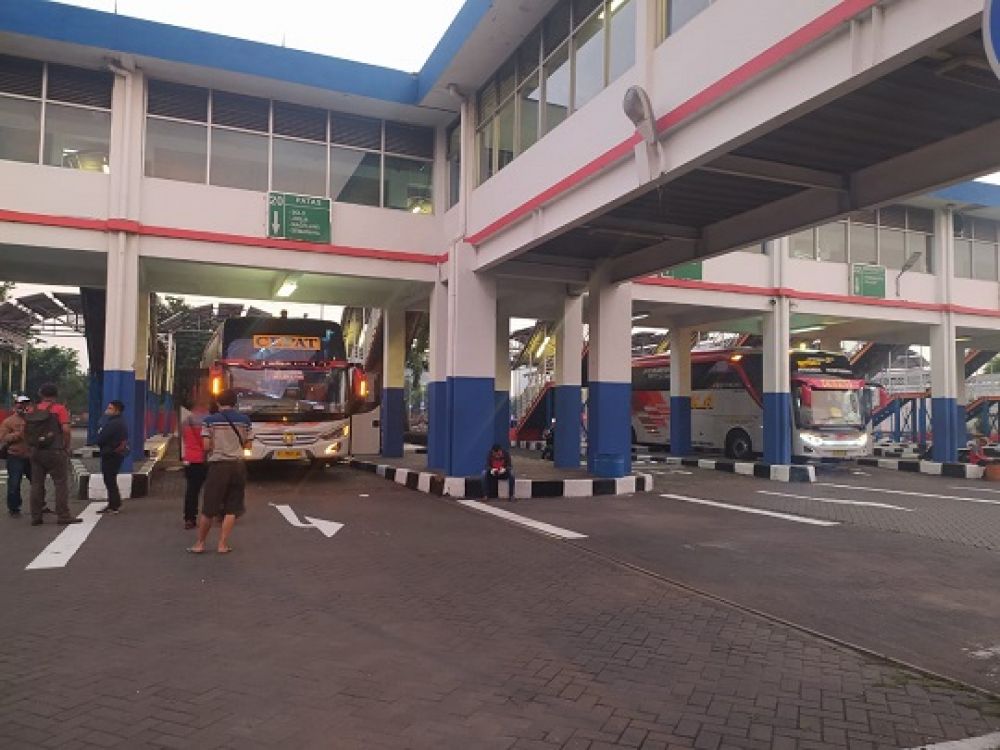 Hingga Senin (22/6/2020) sore kemarin, aktivitas bus AKDP dan AKAP di Terminal Bungurasih, masih belum normal. Meskipun, petugas Terminal menerapkan protokol kesehatan new normal.

Foto: Sp/Patrick