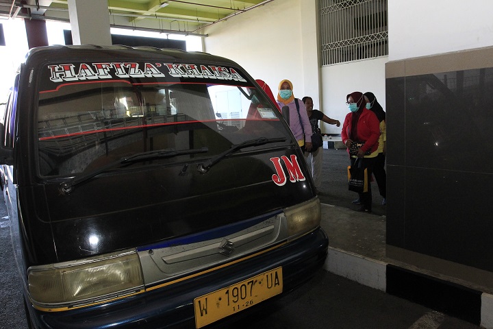 Imbas kenaikan BBM, angkot lyn JM jurusan Joyoboyo-Menganti, pun sepi. Hanya segelintir penumpang yang menggunakan moda transportasi. SP/Ariandi