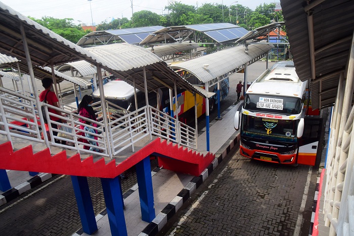 Suasana terlihat lenggang saat Pemberlakuan Pembatasan Kegiatan Masyarakat (PPKM) berlaku di Jawa-Bali hingga 25 Januari 2021 di Terminal Purabaya, Sidoarjo, Jawa Timur, Kamis (21/1). SP/Patrik Cahyo