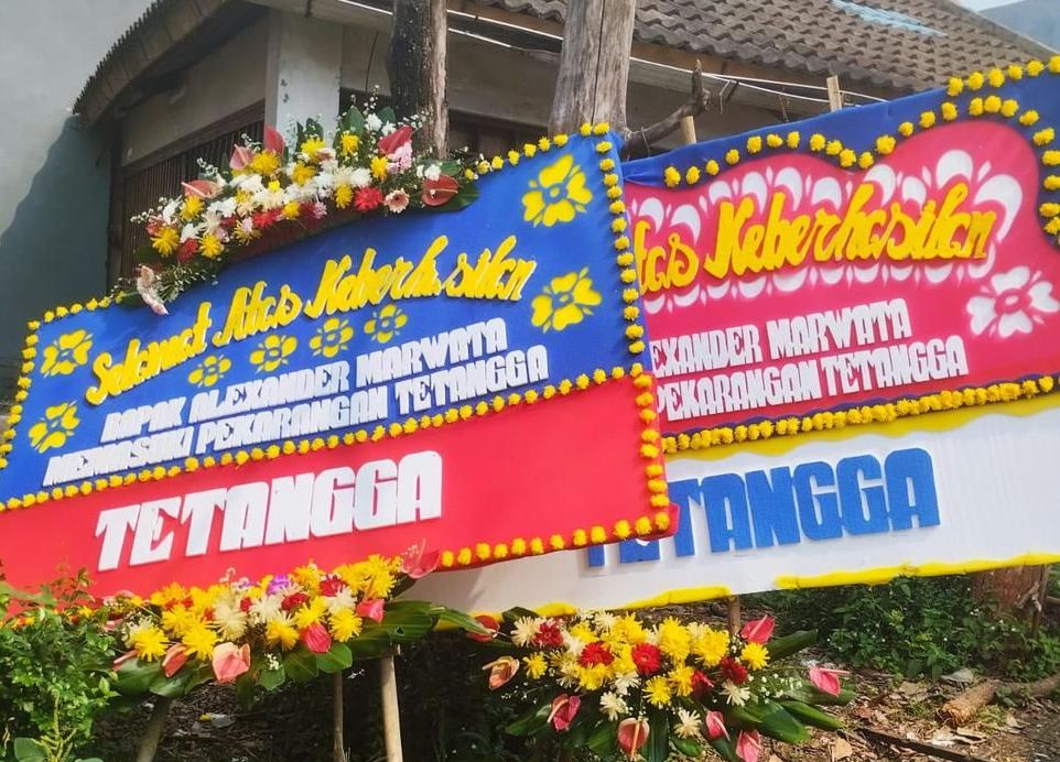 Karangan bunga yang ditujukan salah satu pimpinan KPK Alexander Marwata usai menetapkan para tersangka korupsi di Basarnas. (foto: istimewa)