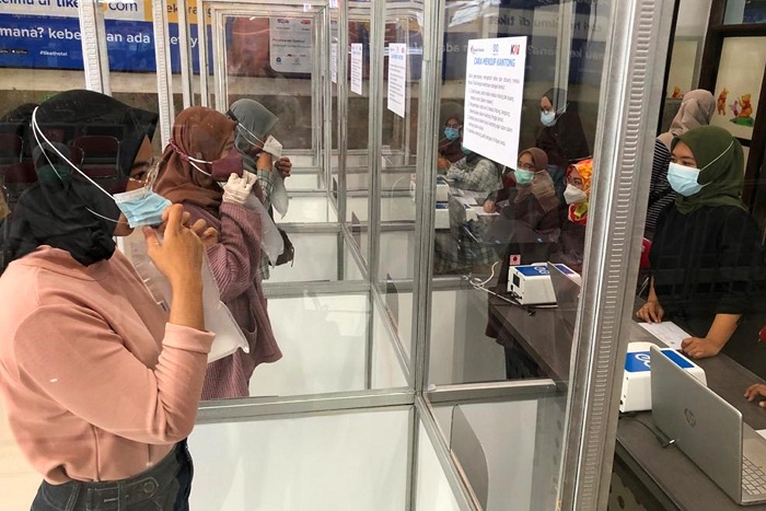 Calon Penumpang meniup kantong saat tes Covid-19 menggunakan GeNose C19 di Stasiun Surabaya Pasar Turi, Kota Surabaya, Jawa Timur, Minggu (14/2).SP/Patrik Cahyo