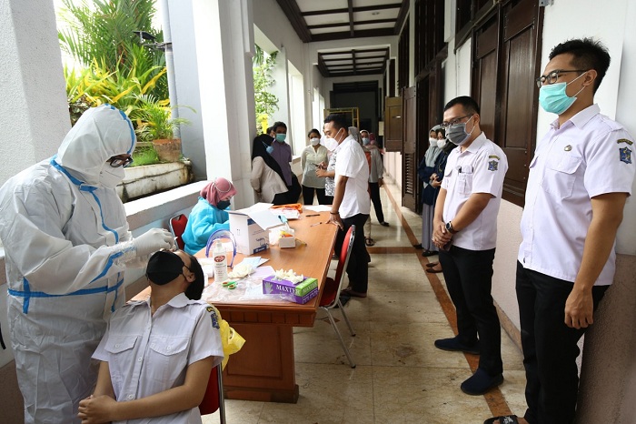 Pelaksanaan tes swab di lingkungan kantor Pemerintah Kota Surabaya. SP/ALQ