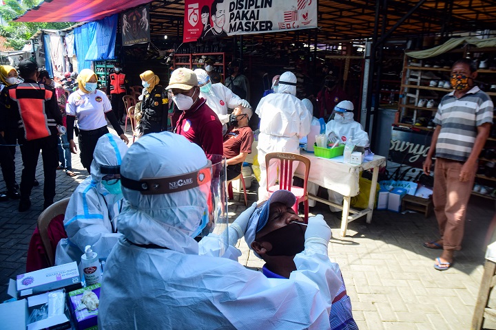 Beberapa pedagang di  Pasar Gembong sedang dilakukan tes swab oleh tim Swab Hunter Pemkot Surabaya. SP/Angga/Pat
