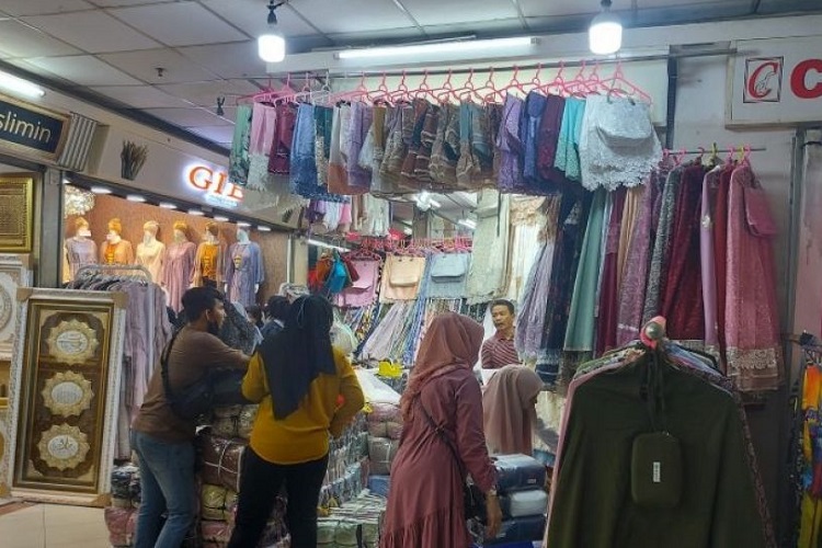 Kondisi terkini Pusat Grosir Tanah Abang Jakarta usai TikTok Shop ditutup, mulai muncul banyak pembeli. SP/ JKT