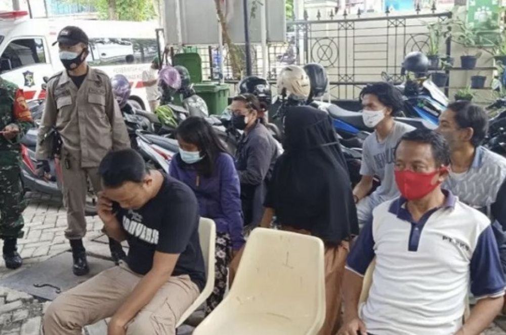 Tim Swab Hunter Pemkot Surabaya saat menindak para pelanggar tak bermasker, untuk dilakukan tes swab ditempat. SP/humas Pemkot Surabaya