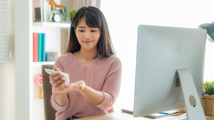 Salah satu penggunaan tabir surya walaupun di dalam ruangan saat bekerja. SP/ SBY