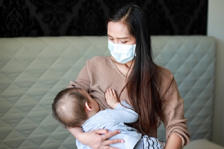 Ibu yang sedang menyusui bayinya. SP/ SBY