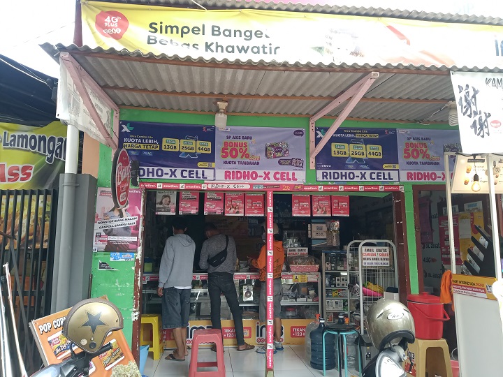 Ridho X Cell, salah satu gerai penjualan voucher dan pulsa  di wilayah Menur Pumpungan Surabaya.