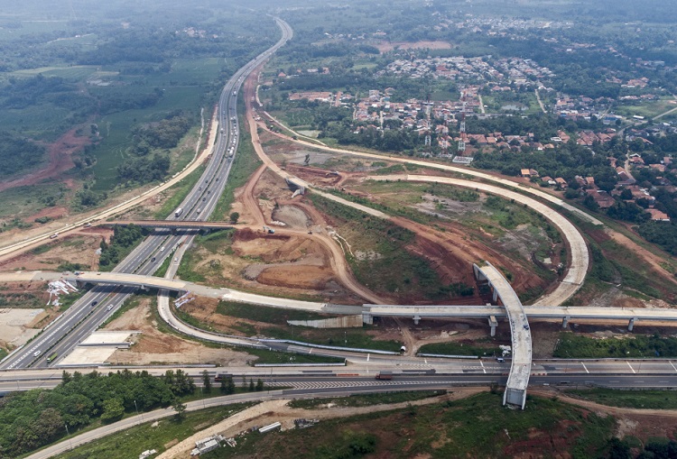Foto udara proyek pembangunan Jalan Tol Jakarta - Cikampek II Selatan Seksi 3 di Purwakarta, Jawa Barat. SP/ JKT