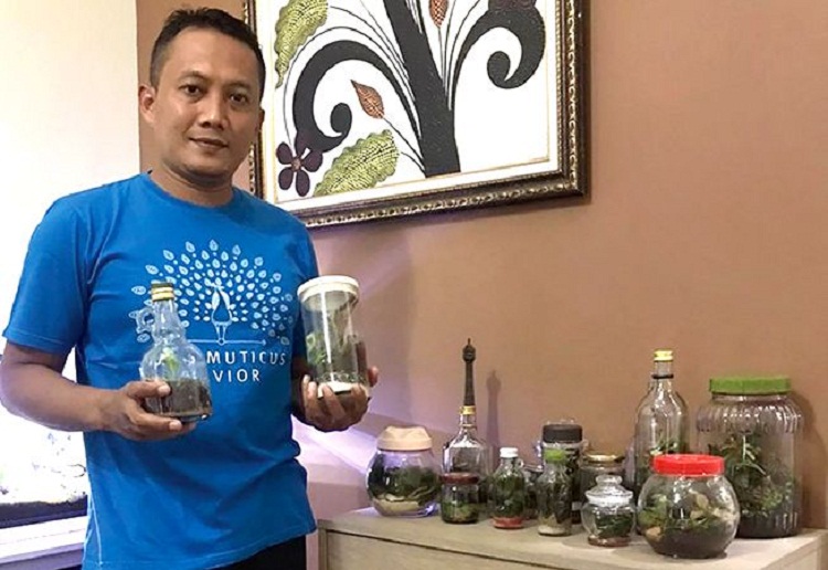 Tony menunjukkan beberapa terrarium buatannya. SP/ TRG