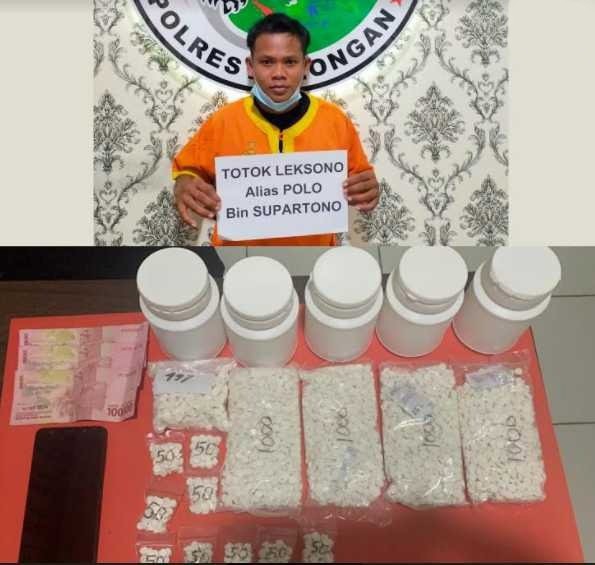 Salah satu tersangka berikut barang bukti ribuan pil koplo yang diamankan polisi