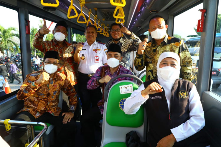 Gubernur Khofifah saat mencoba salah satu bus trans jatim. SP/ RIKO