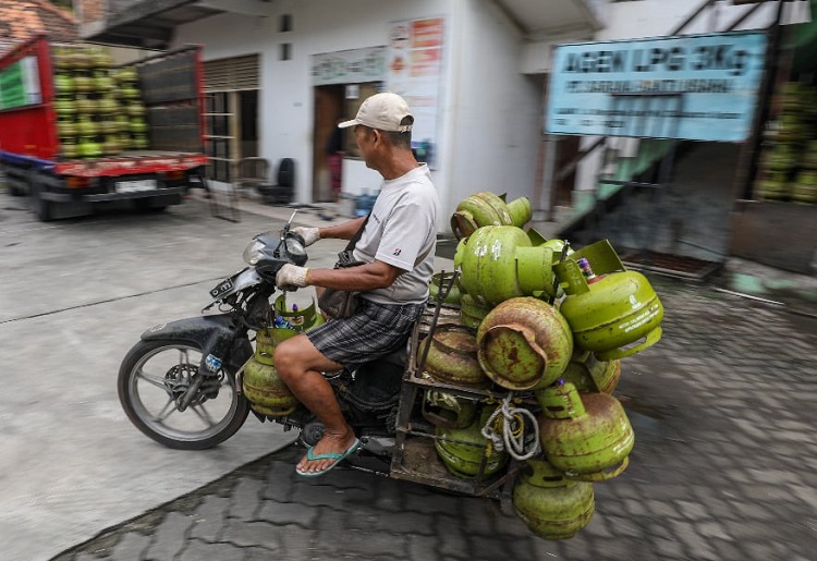 Pekerja melakukan bongkar muat tabung liquefied petroleum gas (LPG) 3 kilogram di salah satu agen di Jakarta. SP/ JKT