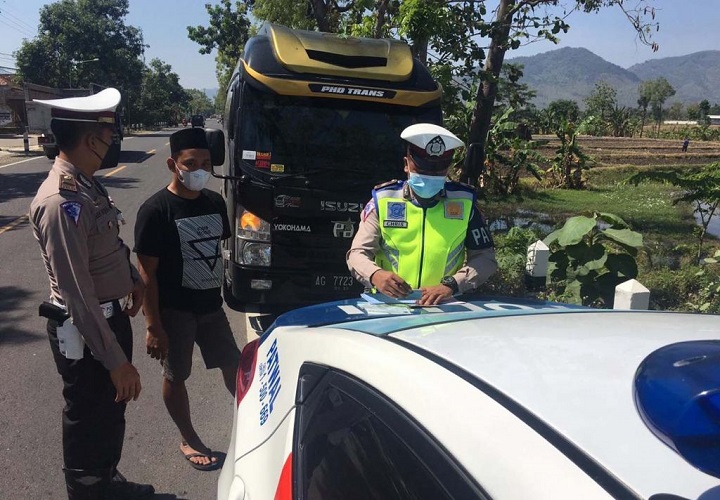 Petugas saat menindak sebuah travel gelap di Ponorogo.