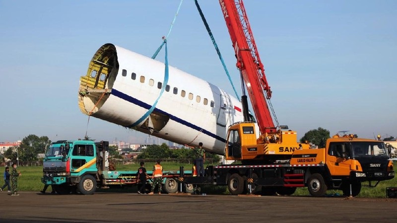 Pesawat Boeing 737-500 milik Trigana Air yang dipotong-potong menjadi beberapa bagian. 