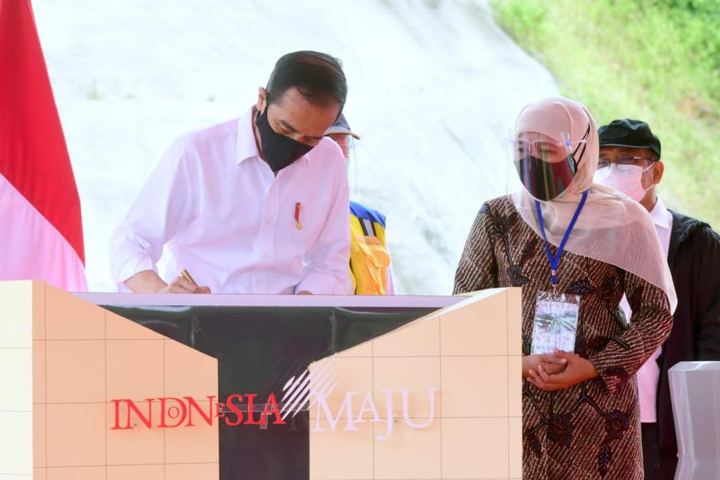 Presiden Jokowi turut didampingi gubernur Khofifah resmikan Bendungan Tukul di Kabupaten Pacitan, Jawa Timur, Minggu (14/2/2021).SP/BPSI Serpres
