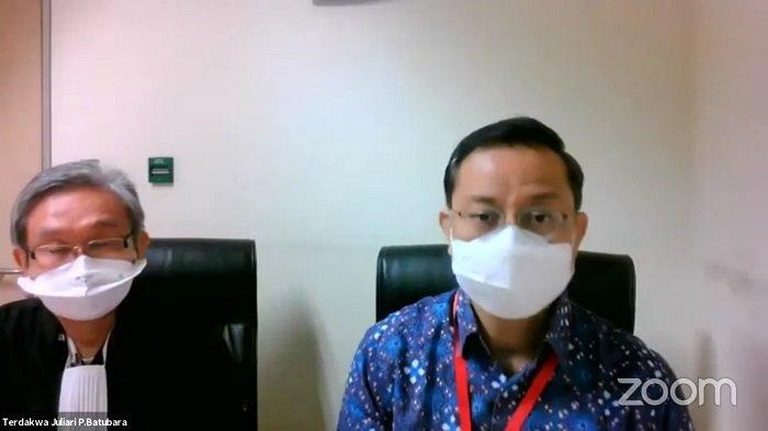 Ekspresi Juliari Batubara ditemani kuasa hukumnya, saat mendegarkan tuntutan jaksa secara daring dari Rutan KPK, Rabu (28/7/2021). SP/Ant