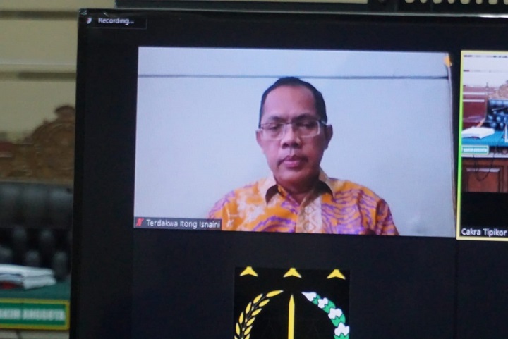 Itong Isnaeni Hidayat, saat mengikuti sidang tuntutan secara daring di Pengadilan Tipikor Surabaya, Selasa (27/9/2022). SP/Budi Mulyono