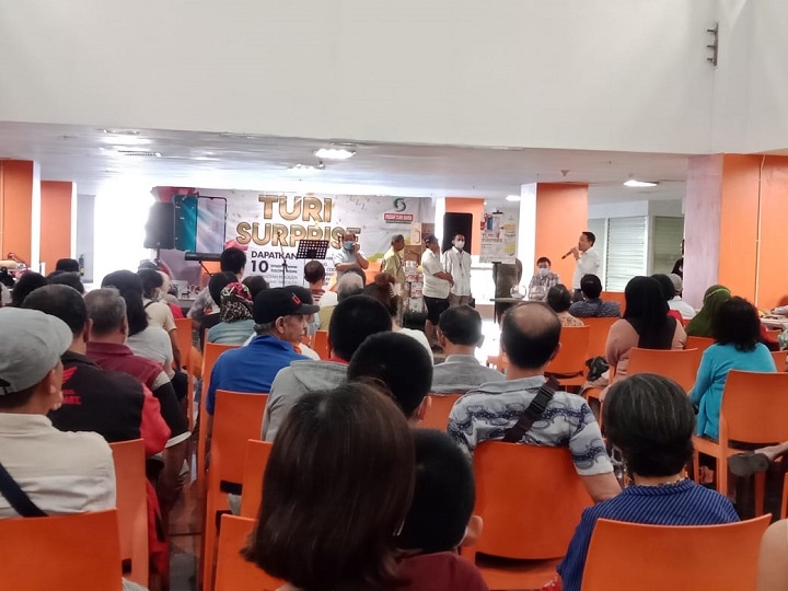 Ratusan pedagang yang berkumpul di hall atrium Lantai G, untuk menunggu hadiah Turi Surprise di Pasar Turi Baru, Senin (1/8/2022). SP/Ikhlas Amin