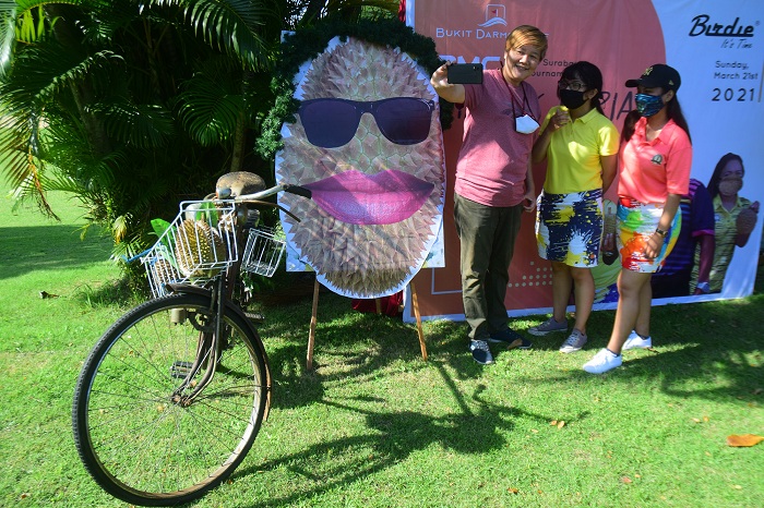 Poedji, Mauren, Dwinda Larasati berswafoto saat turnamen golf di Bukit Darmo Golf, Kota Surabaya, Jawa Timur, Minggu (21/3). SP/Patrik Cahyo 