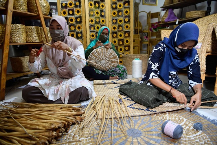 Pekerja menyelesaikan kerajinan tangan yang berbahan dasar batang enceng gondok kering di UMKM Win's Rajut. SP/ JKT