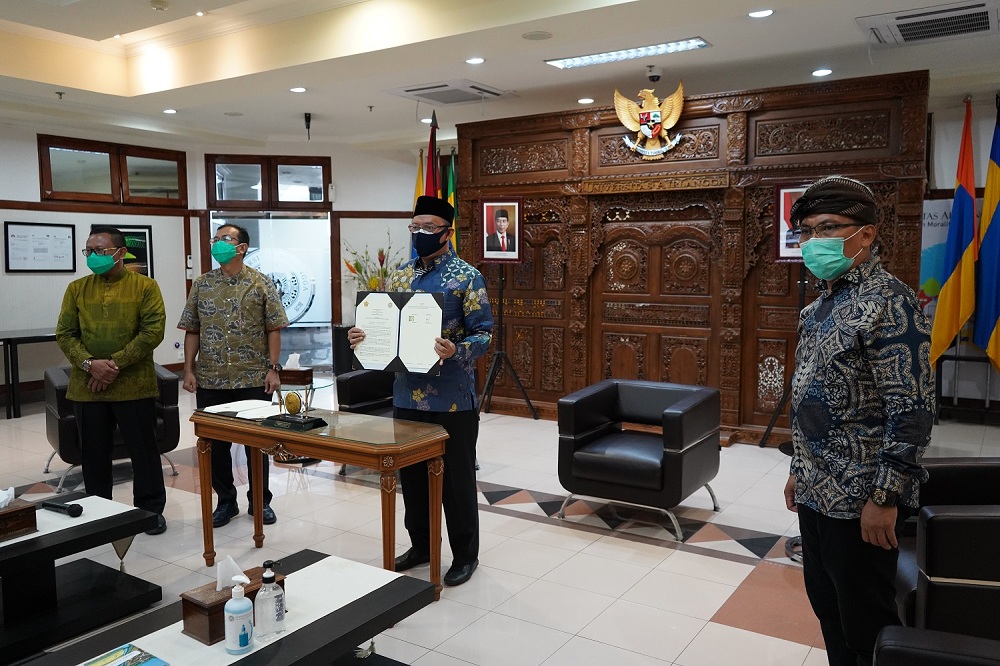 Rektor Unair Prof. Moh Nasih membawa naskah MoU usai penandatanganan naskah kerjasama antara Unair dengan Unsyiah .SP/Byta Indrawati.