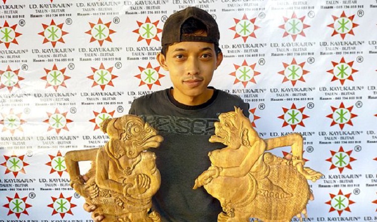 Umar Hasam dengan ukiran karya seni ciptaanya. SP/ BLT