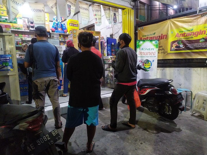 Antrian di  Apotek Bringin Indah terjadi Rabu (7/7/2021) kemarin untuk mencari kebutuhan menangkal Covid-19.