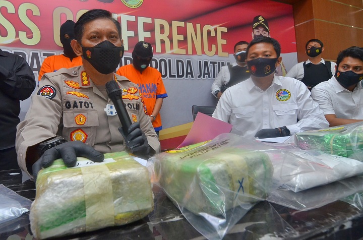 Petugas menunjukan barang bukti sabu sabu seberat 6 kg . Sp/Arlana
