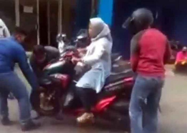 Tangkapan layar video penarikan motor yang viral di medsos