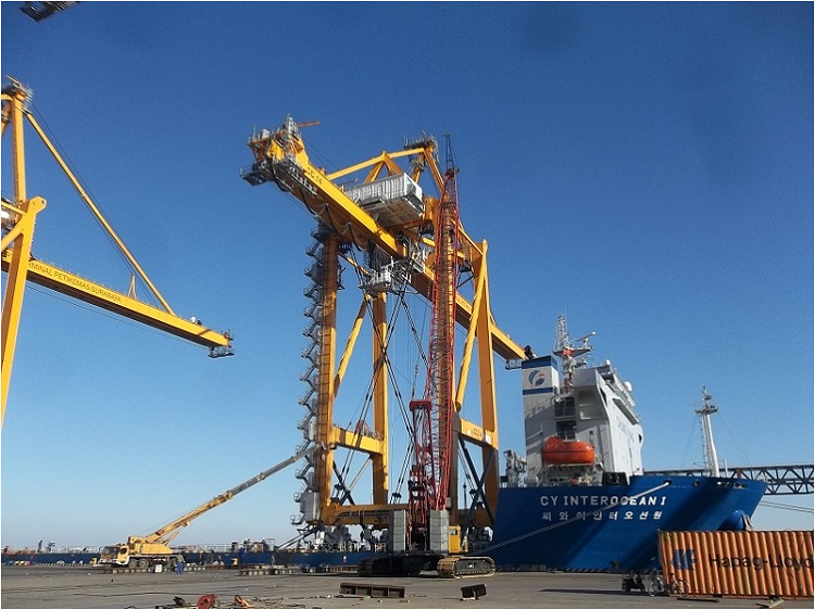 Aktivitas ekspor dan impor di Terminal Petikemas Surabaya pada kwartal I relatif berimbang. SP/ Sem