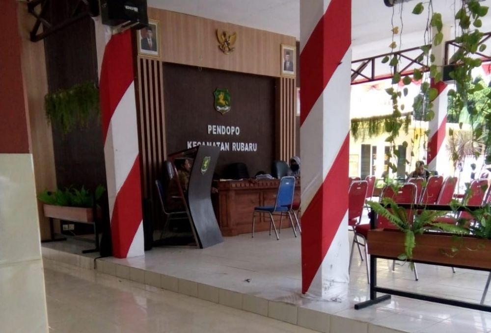 Pendopo Kecamatan Rubaru terlihat sangat sepi.SP/ainur rahman
